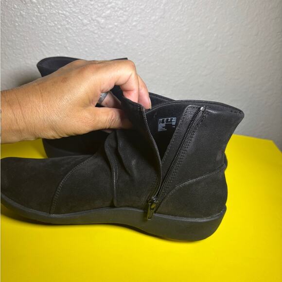 Clarks Cloudsteppers Soft Cushion Black Side Zippper Ankle Boots size 9.5 NWT - Picture 4 of 9